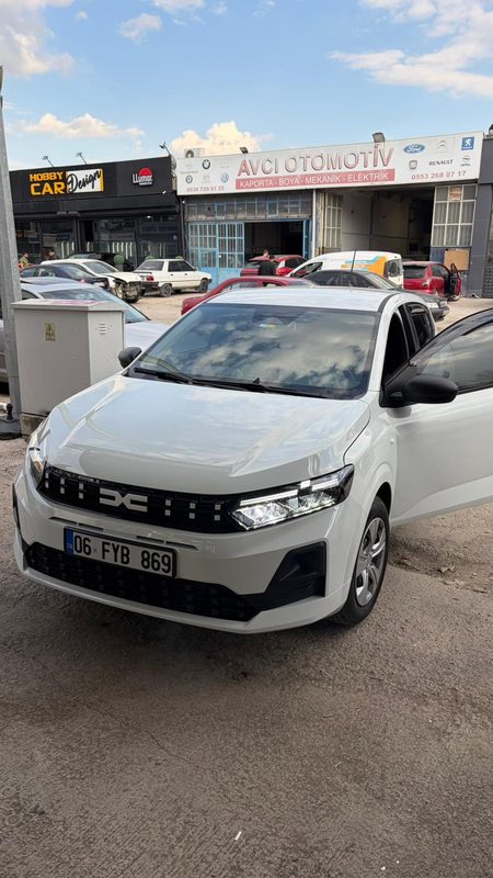 Şaşmaz Oto Sanayi'nde cam filmi uygulaması için hazırlanan beyaz Dacia
