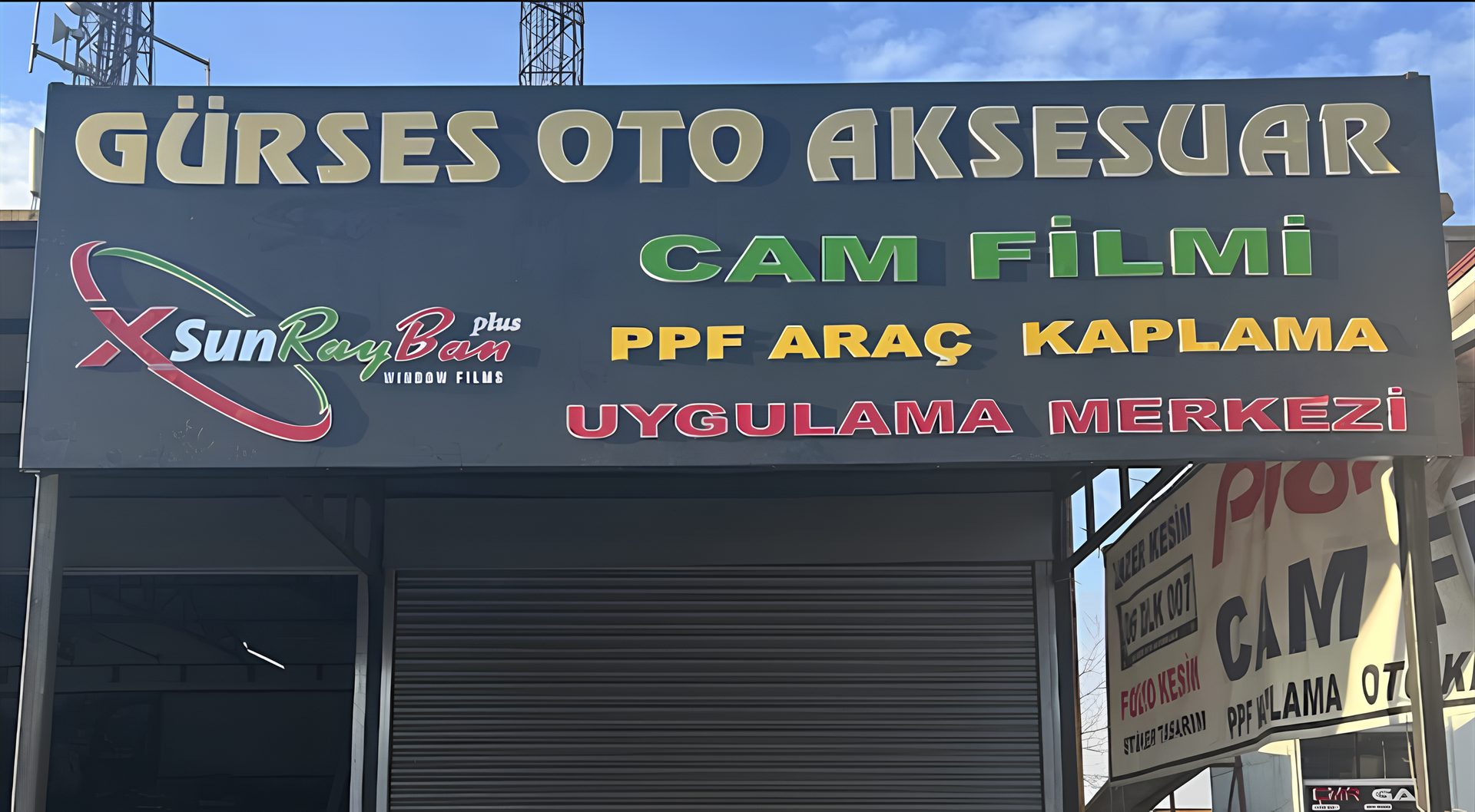 Gürses Oto Aksesuar Şaşmaz şubesinin xSun RayBan Plus cam filmi ve PPF araç kaplama tabelası